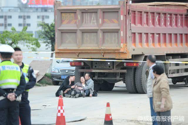 成都三环路货车撞翻电瓶车 5岁女孩当场丧生爷爷重伤