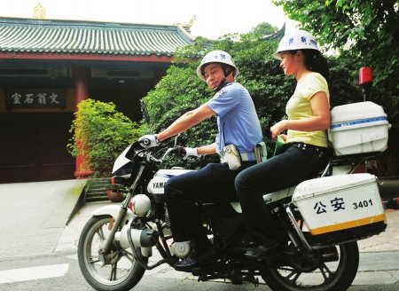 成都交警高考模拟演练 5分钟送考生到考场_新