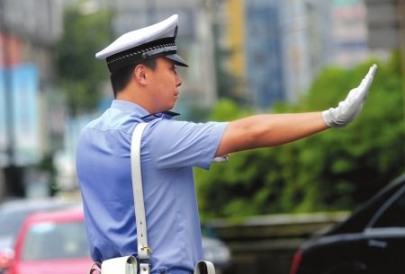 9号成都34℃高温 交警民工曝晒工作感动网友