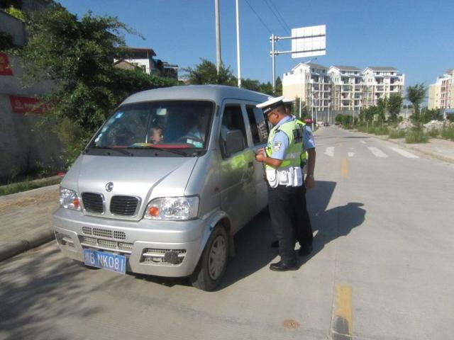 绵阳改装封闭式货车接送学生 司机被罚700元扣