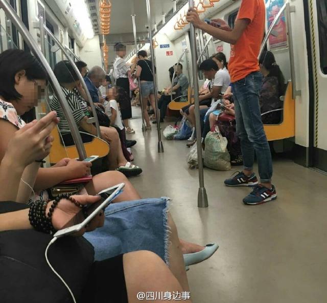 网曝小女孩成都网友上尿尿引地铁一片吐槽(图个性qq带字女生皮肤图片