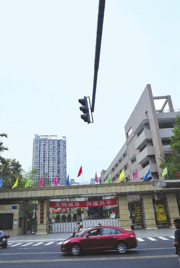 成都38所学校增划道路标线 设临时停车位(图)