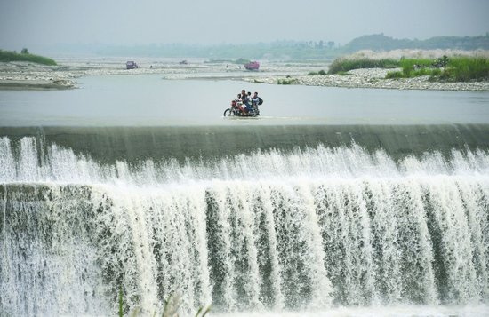 彭州川西大桥被冲垮 居民拦河坝上涉水通行(图