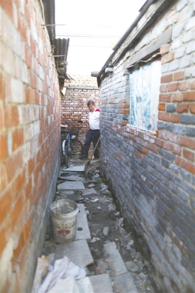 北京二环边百余人称被遗忘 公厕五年未清理