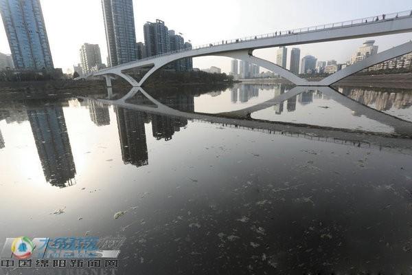 绵阳安昌河局部呈两色 环保部门:水质正常(图)