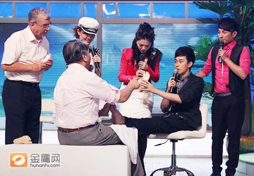 清红衣白裙亮相 再拿主持棒录制《百科全说》