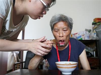 成都女儿辞职回家照顾老年痴呆母亲 陪母亲跳