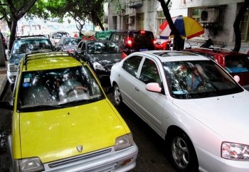 南充车辆乱停放致交通堵塞 市民望加强管理