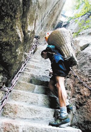 华山独臂挑夫3000余次登顶养家_新闻滚动