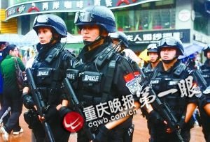 重庆特警"闪电突击队"全副武装街头巡逻