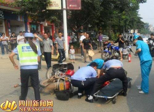 烈日下为伤者撑伞 德阳90后最美城管网络走