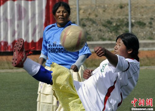 女生踢足球要穿裙子吗,女生踢足球要穿裙子吗图片