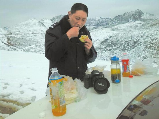 甘孜气象台:大雪侵袭折多山 夜间可能封路(图)