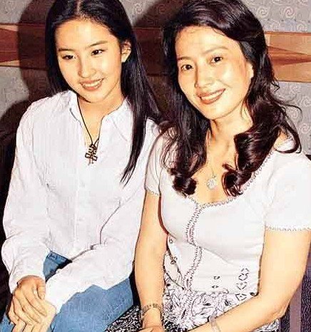 李小璐母女似<em>姐妹花</em> 美妈对女儿性格成就影响