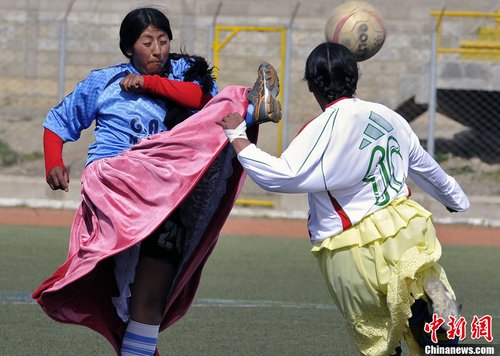 女生踢足球要穿裙子吗,女生踢足球要穿裙子吗图片