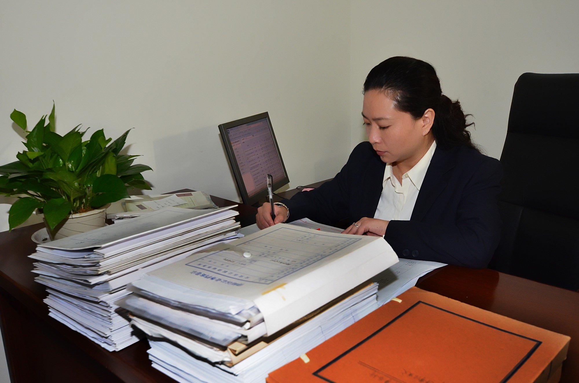 援助律师张芙蓉为受援职工撰写法律文书中.