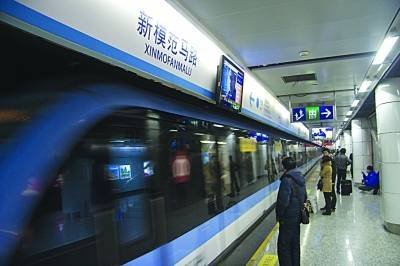 南京地铁一号线一名中年女子跳轨身亡(图)
