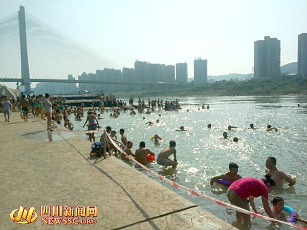 宜宾的哥江边戏水溺水失踪 孩子尚未满1岁(图