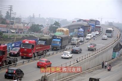 成都天回镇新修立交桥 市民称出门却不方便