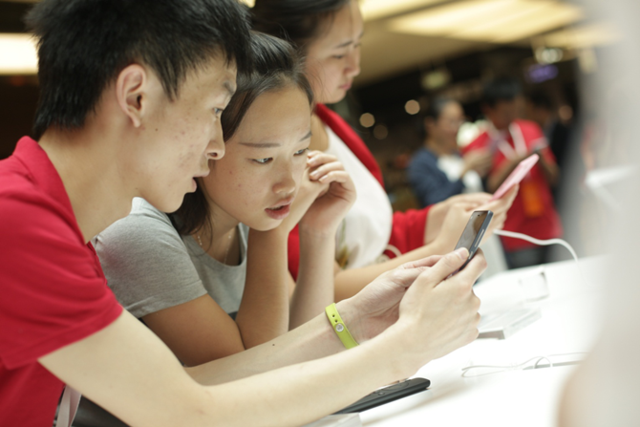 服务更接地气 小米新旗舰4C手机开启线下首卖