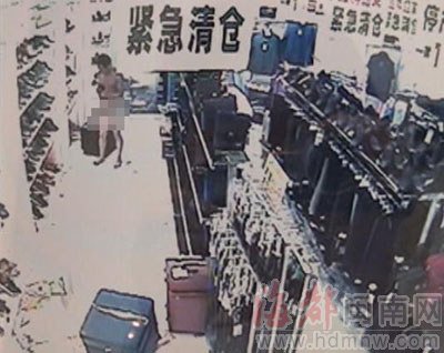 裸体男夜闯服装店抢鞋就跑 女店员不敢近身