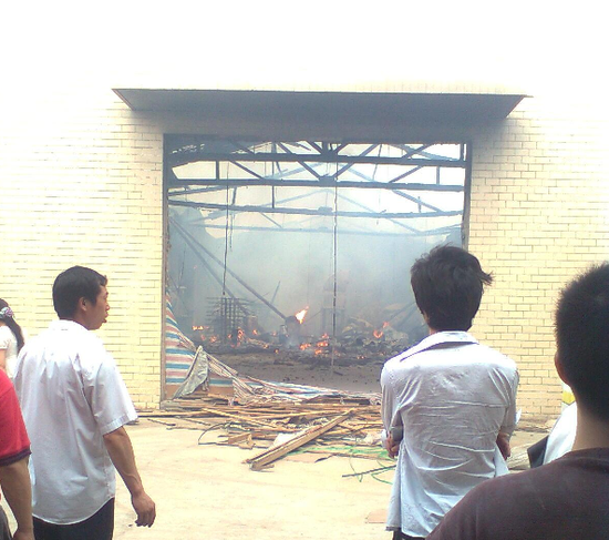 成都双流一家具厂搬迁中突起大火 厂房被烧塌