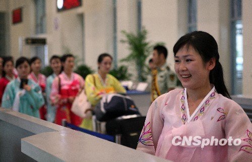 朝鲜《红楼梦》剧组结束中国巡演回国_新闻滚