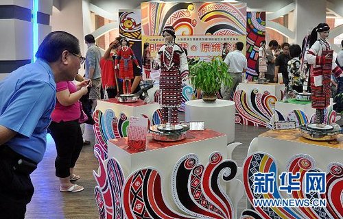台湾少数民族传统服饰娃娃作品亮相台北