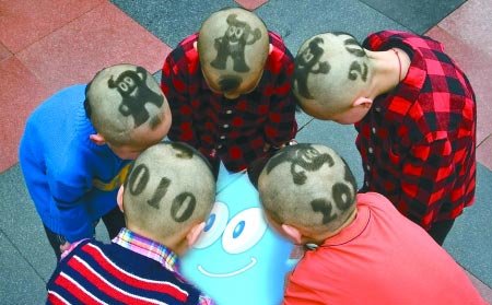 男孩发型与时俱进 08年剪成五环今年成海宝