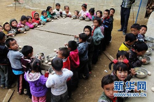 【中国网事】为了4000多个孩子的免费午餐-