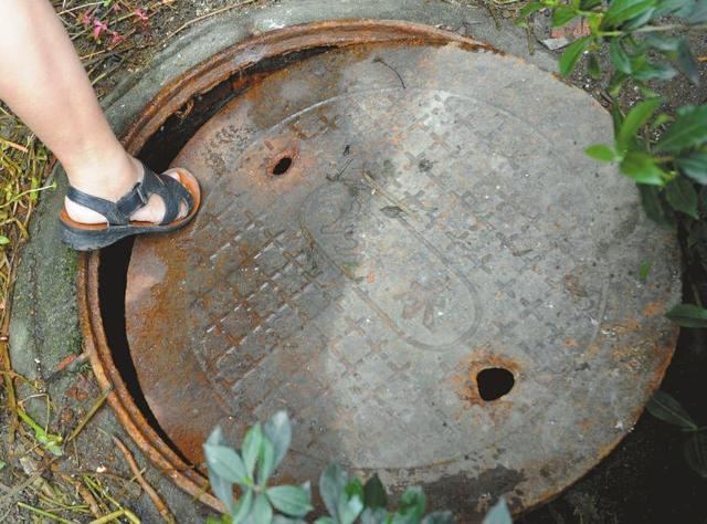 成都男子踩翻窨井盖 输尿管惨遭切断(图)