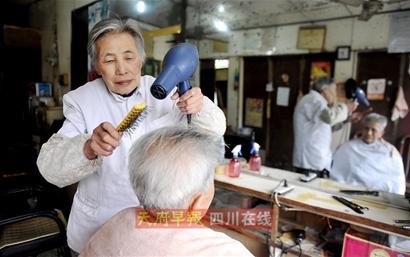 82岁<em>理发师</em>考虑退休 街坊邻居都舍不得(图)_大
