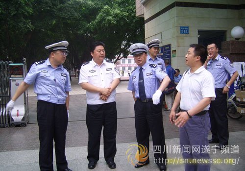 遂宁市公安局副局长邢林视察高考考点准备工作