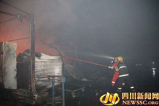 ...滿濃煙(圖片:四川新聞網)-西昌最大水果批發市場11日凌晨發生火...圖片 35094 550x366