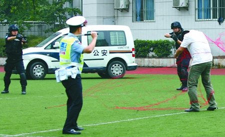 重庆举行校园暴力事件处置实弹演练