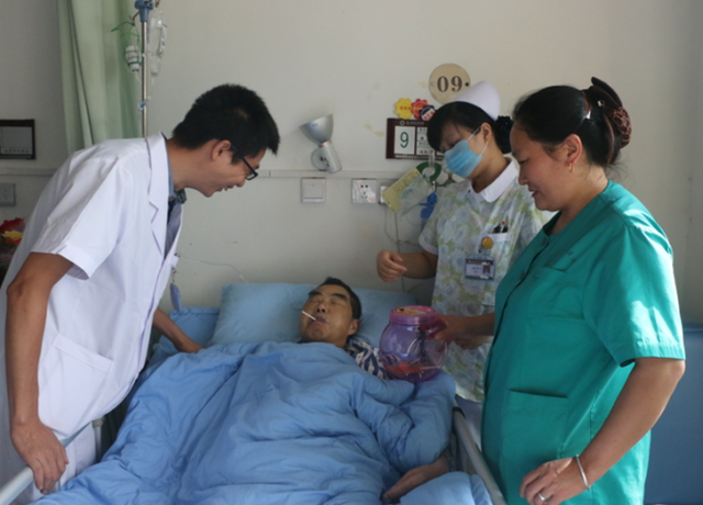 泸州中医医院内五科医护人员为胰腺癌晚期病人