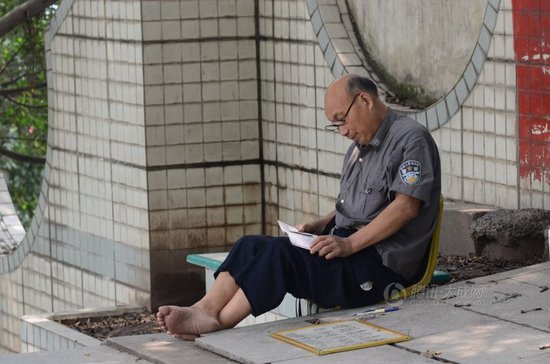泸州警服算命哥走红 派出所劝其更衣