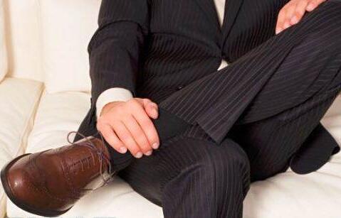 男人跷二郎腿的危害-腾讯大成网