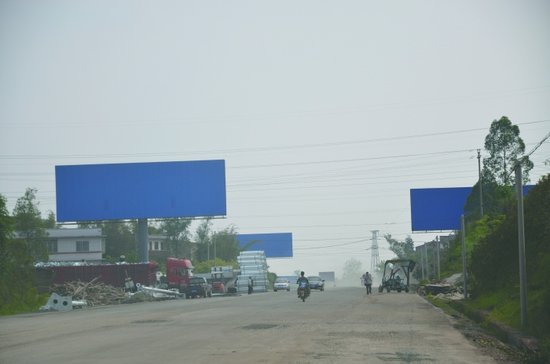 泸州高速公路现广告乱象 权益归属引争议(图)