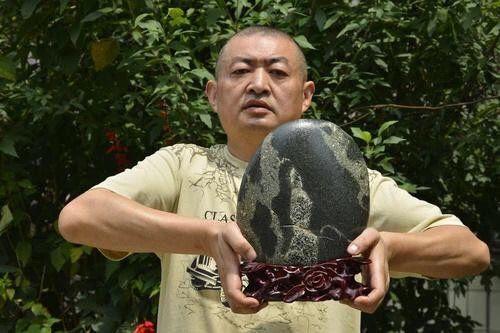 石头挡住汽车启动 乐山男子捡起来一看是“女皇”_大成网_腾讯网