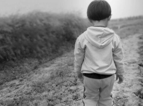 留守孩子第一次使用相机，脸上的表情让人动容_大成网_腾讯网