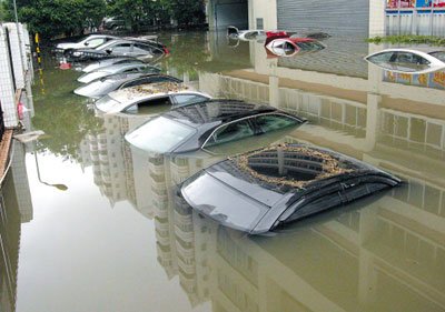 历史罕见特大暴雨夜袭广州 路面严重水浸交通