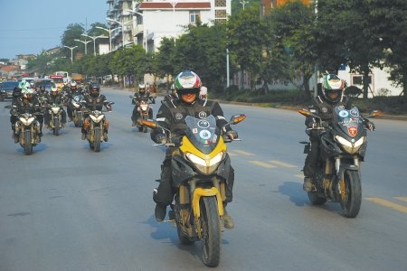 欧洲警察自贡上演摩托秀 酷车每辆造价达18万_大成网_腾讯网