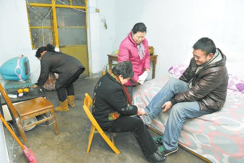1月4日，成都市金牛区荣光巷小区，3位热心邻居正在照顾小龙。