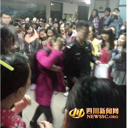 德阳男子为解压扮伪娘 进<em>女生宿舍</em>偷内衣(图)_