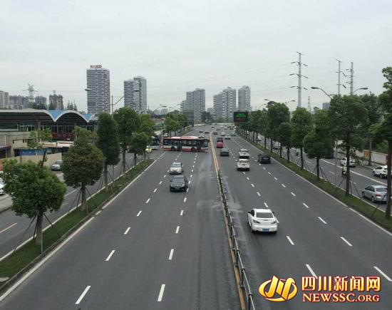 成都两公交车司机跨越双实线强行调头被处罚(