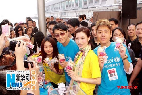 李嘉欣助阵黎明街头义卖