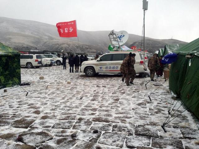 康定地震灾区气温持续走低 降雪降冰雹(图)