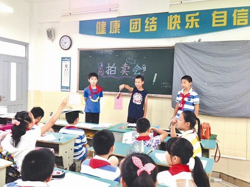 武汉小学生为班级干活挣工资 租教室座位(图