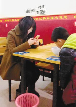 9岁女儿成绩直线下滑 称不喜欢父母老看手机